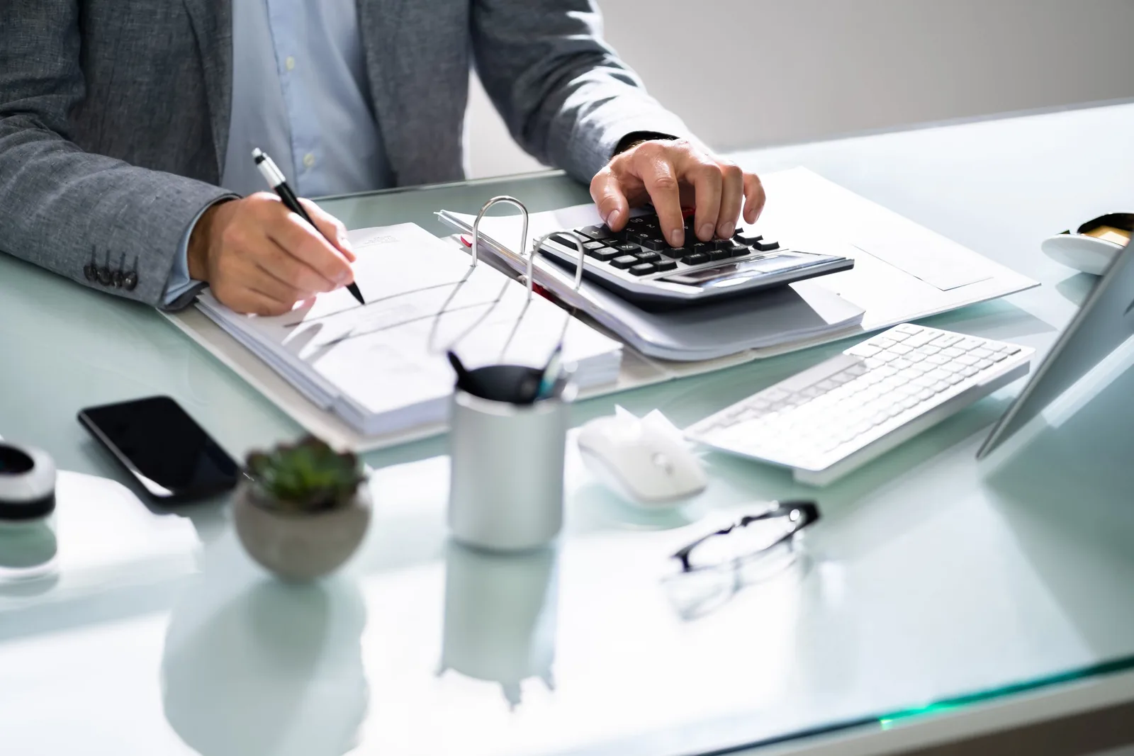7 key areas of your videography business to outsource for improved efficiency and growth.